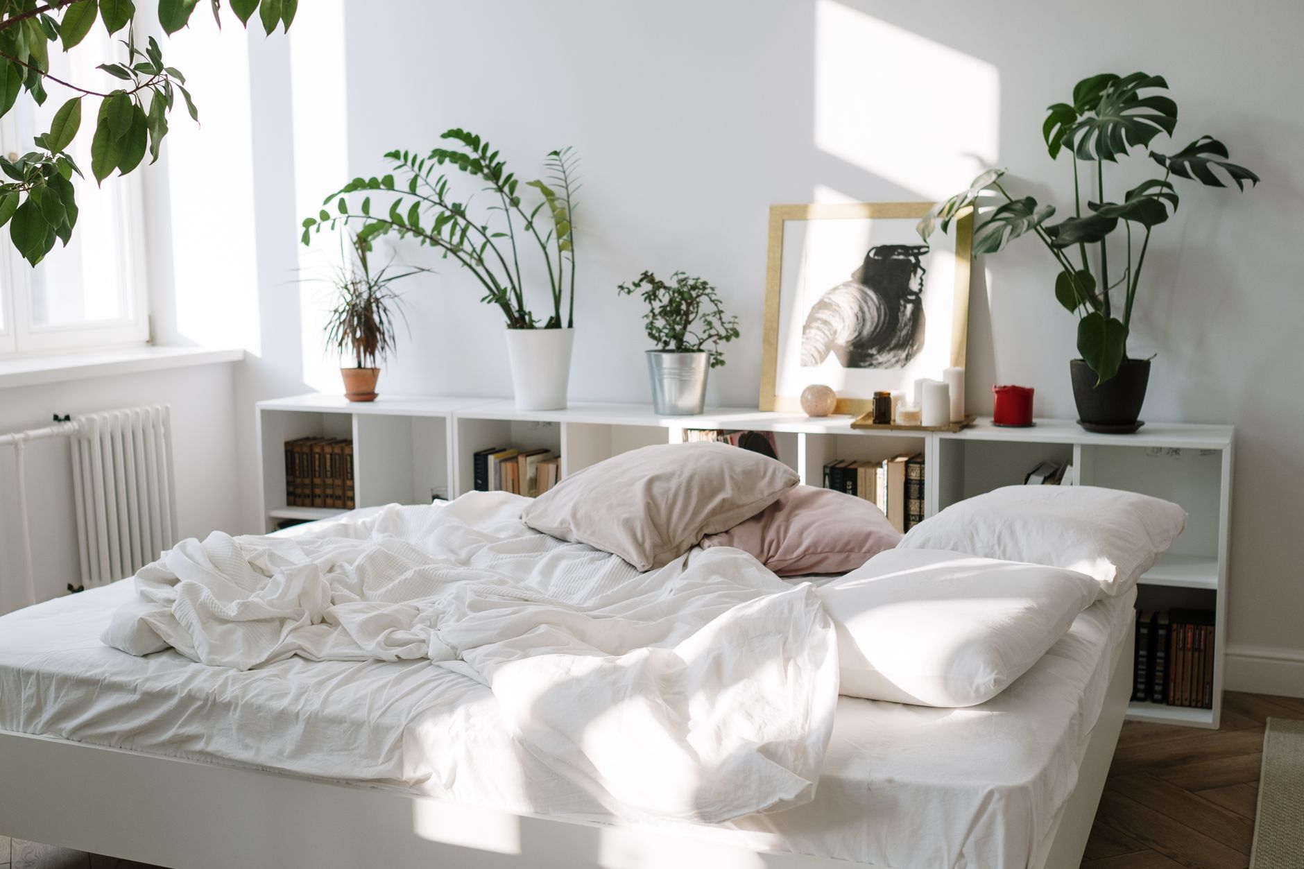 bibliothèque tête de lit chambre