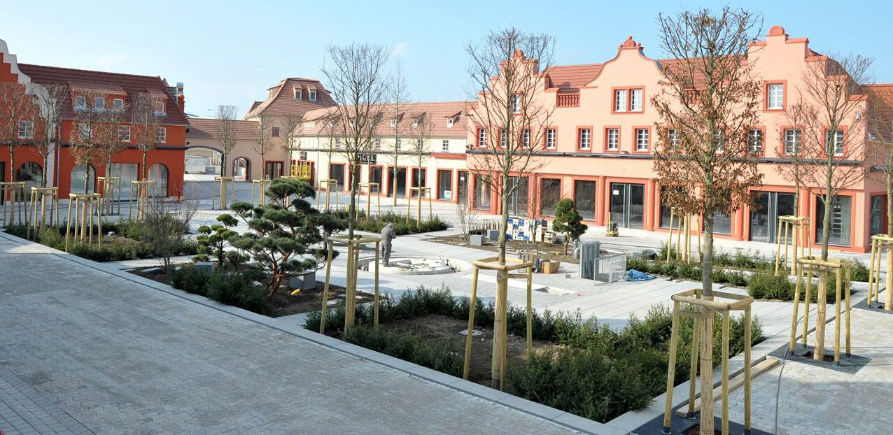 Allée piétonne du village de marques Roppenheim The Style Outlets avec façades à colombages