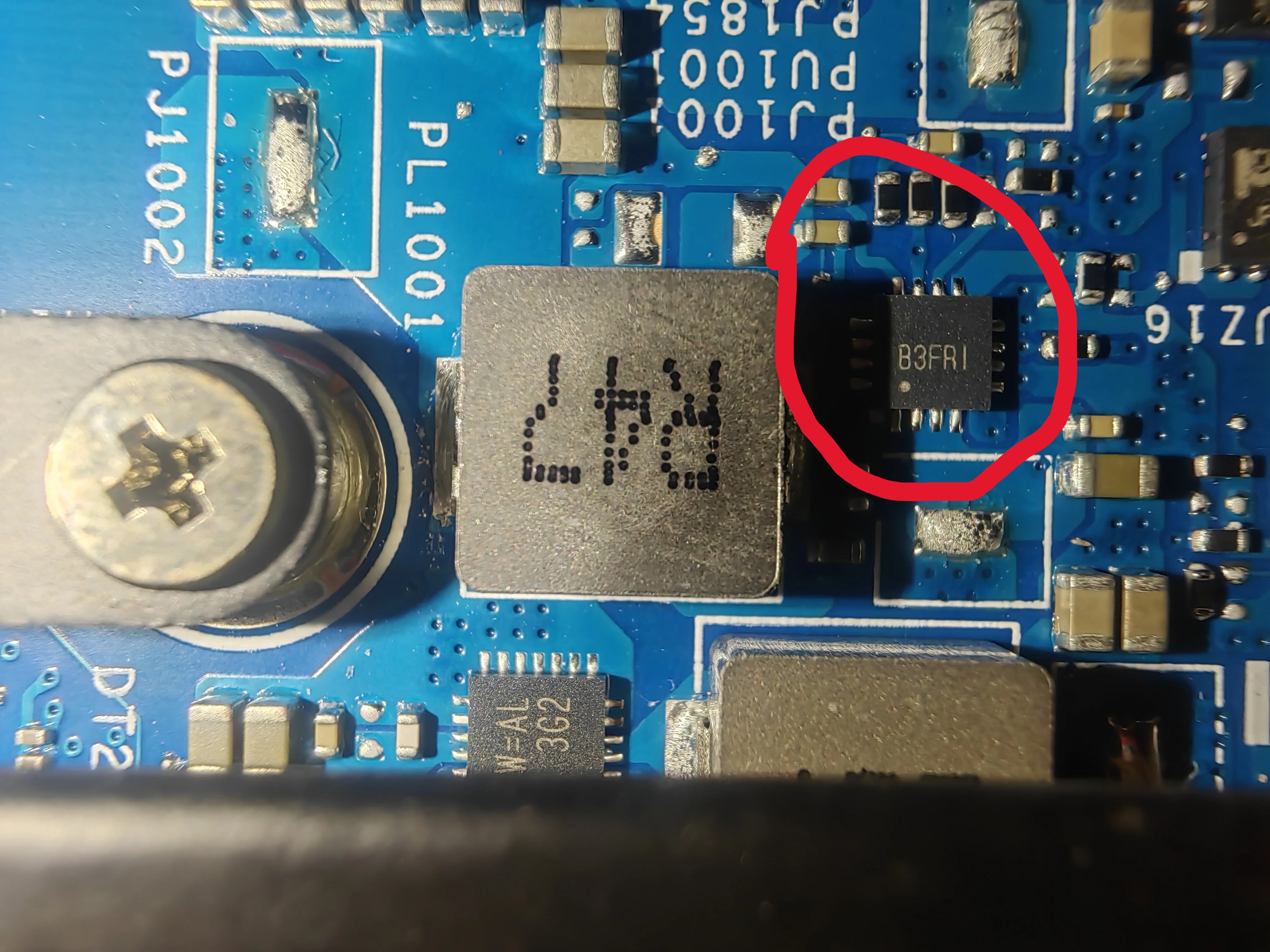 Carte mère d'ordinateur avec son socket processeur et ses emplacements mémoire visibles