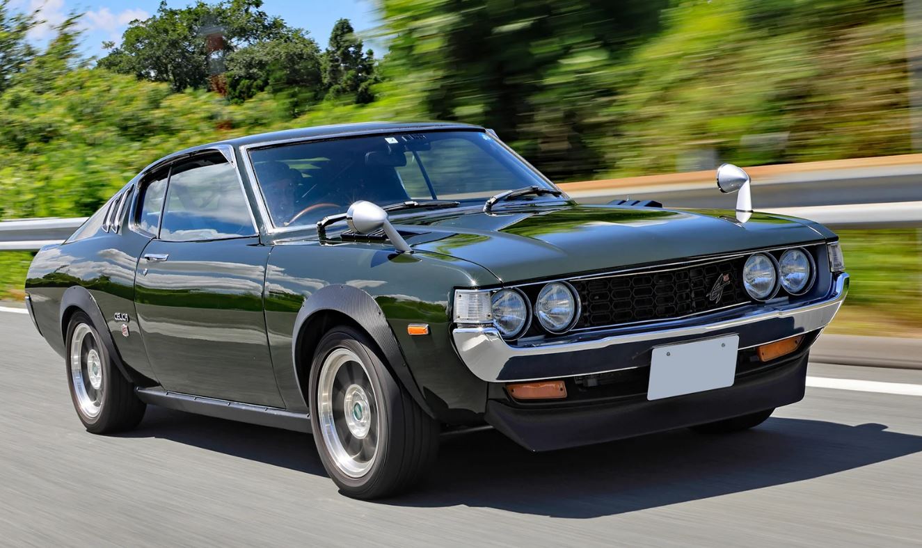 Toyota Celica, coupé sportif japonais, stationnée sur une route de campagne