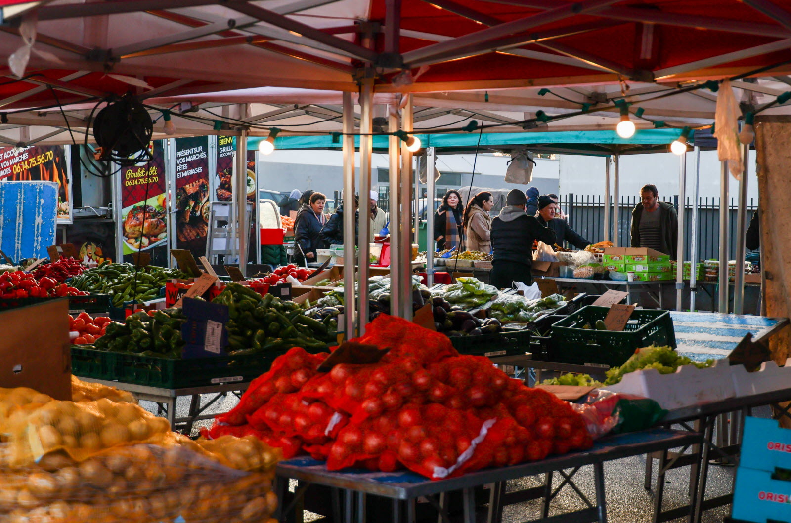 Étals colorés d'un marché de plein air avec fruits et légumes de saison