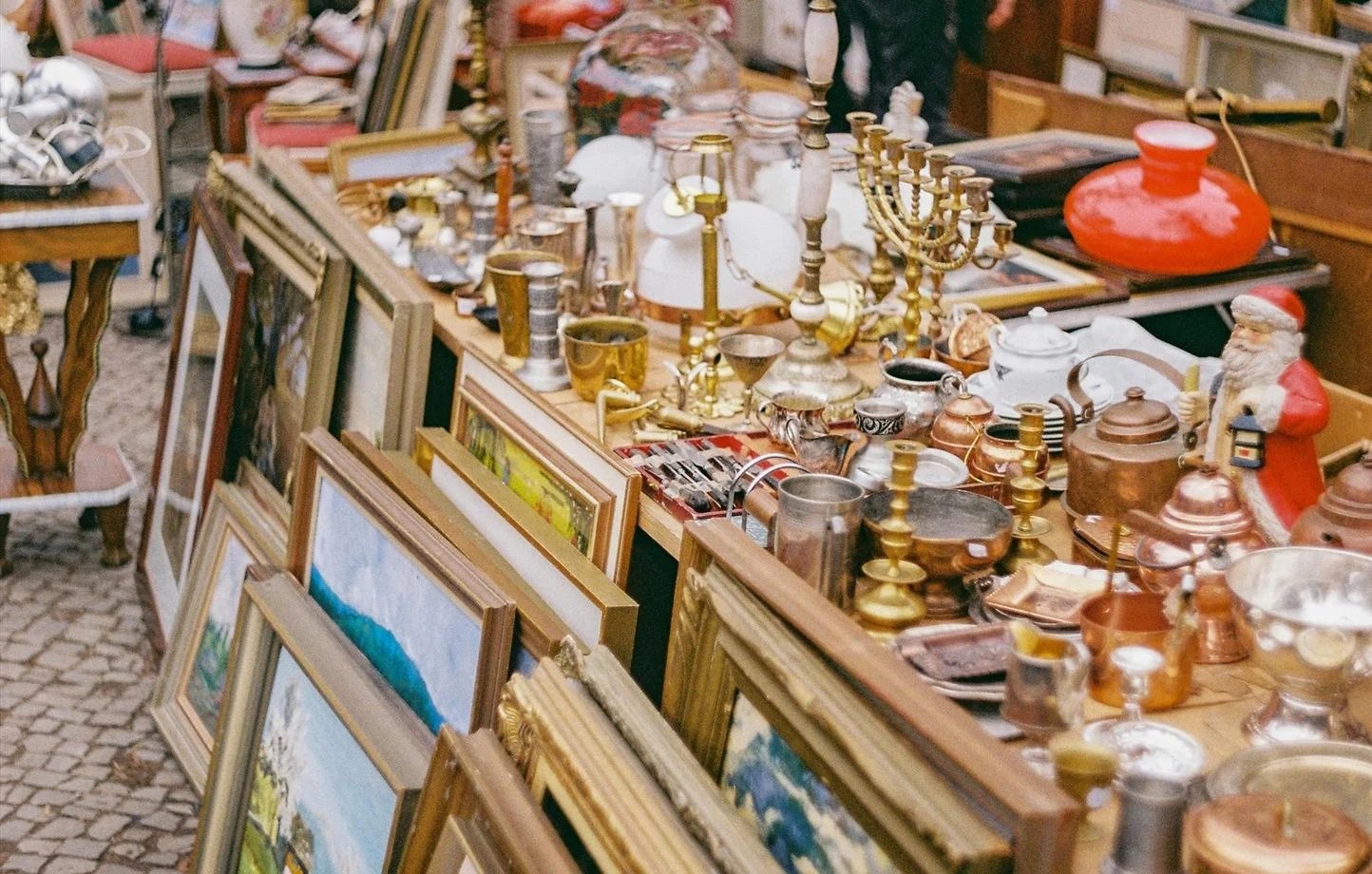 Stands d'un vide grenier 67 installés en extérieur dans le Bas-Rhin
