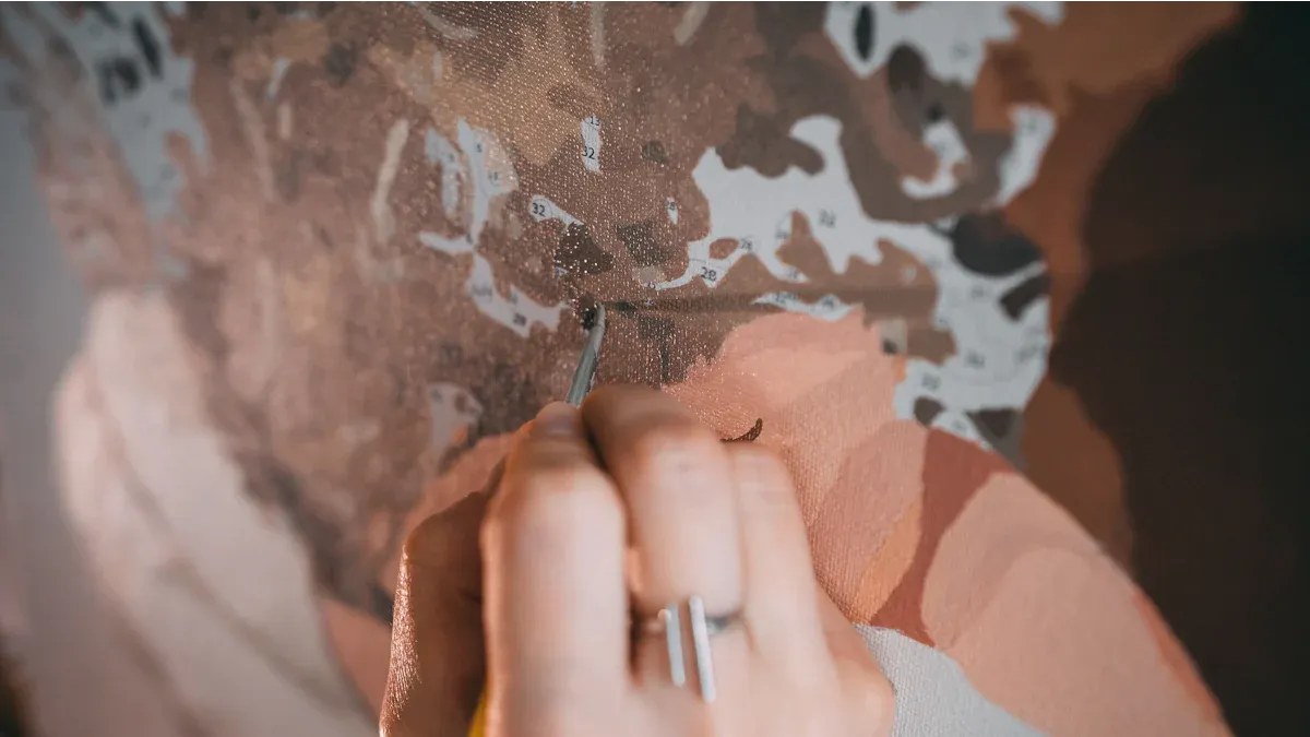 Toile de peinture par numéro en cours de réalisation avec pinceau et pots de peinture numérotés