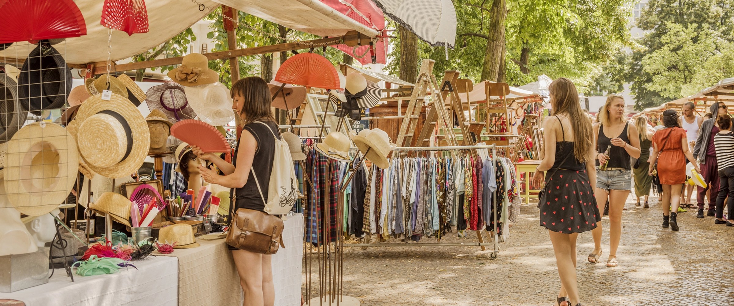 Étals d'un marché aux puces avec objets de brocante, mobilier ancien et pièces d'antiquités