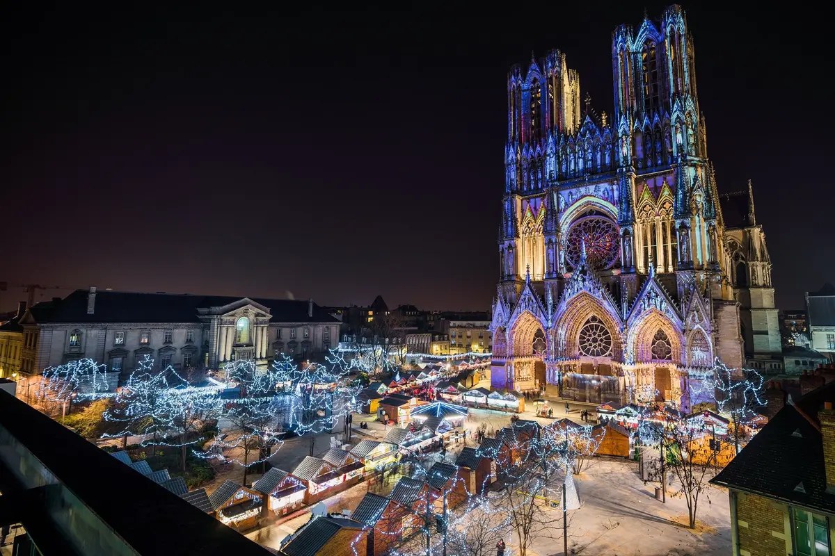 Chalets illuminés du marché de Noël de Reims installés au centre-ville en décembre