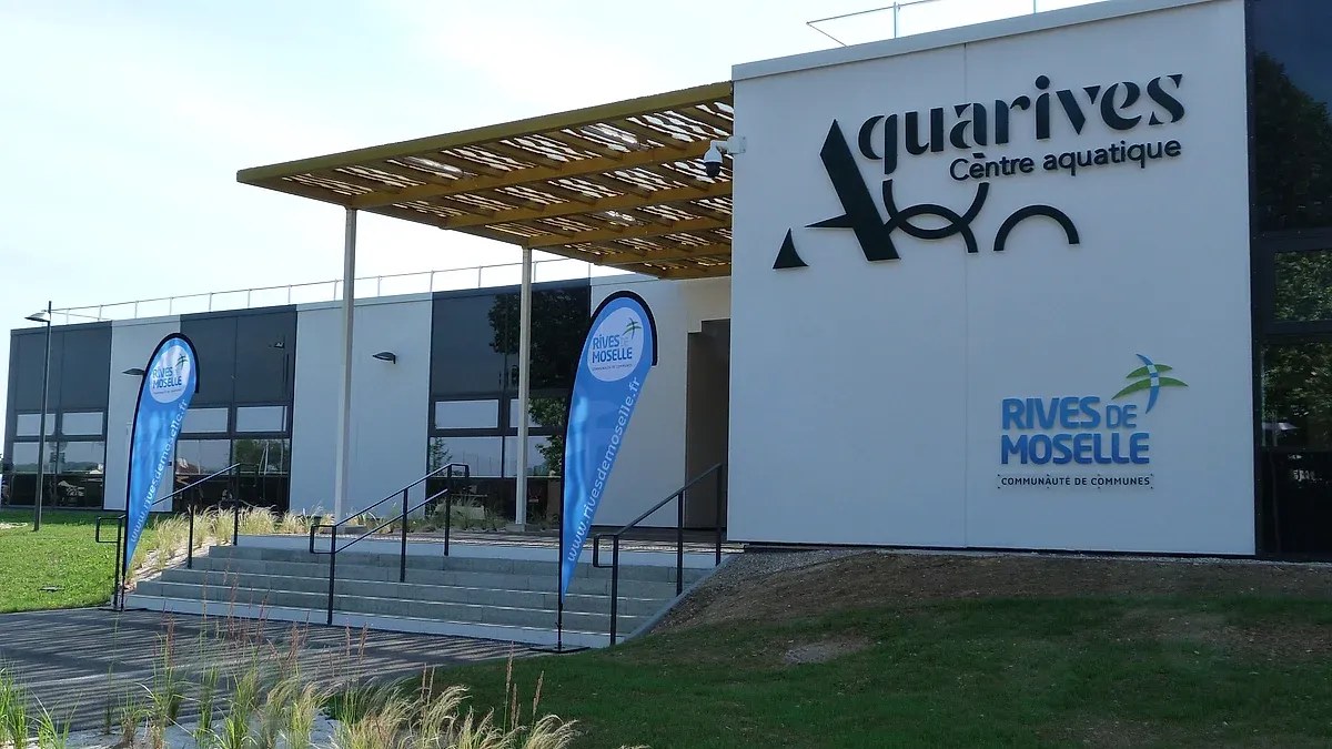 Vue intérieure des bassins du centre aquatique Aquarives à Hagondange