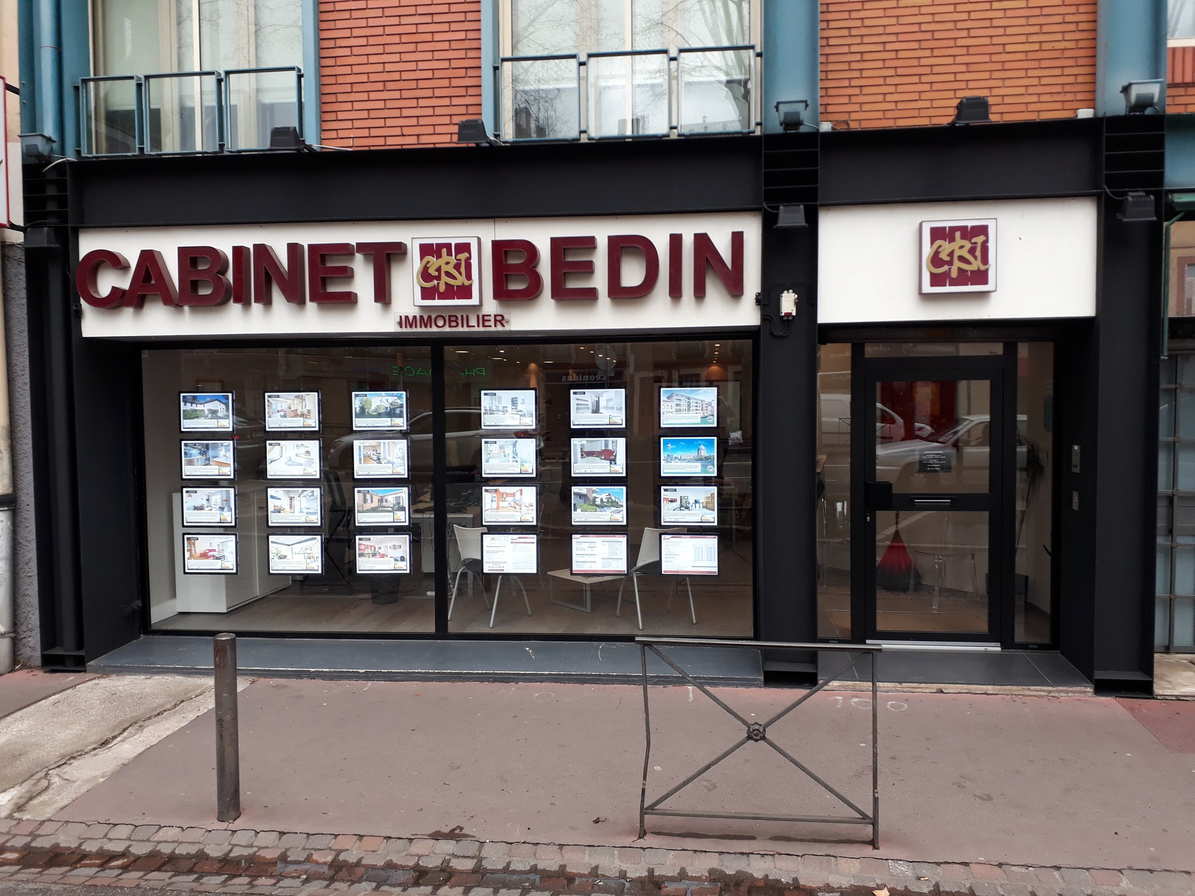Vitrine d'une agence immobilière du réseau Cabinet Bedin