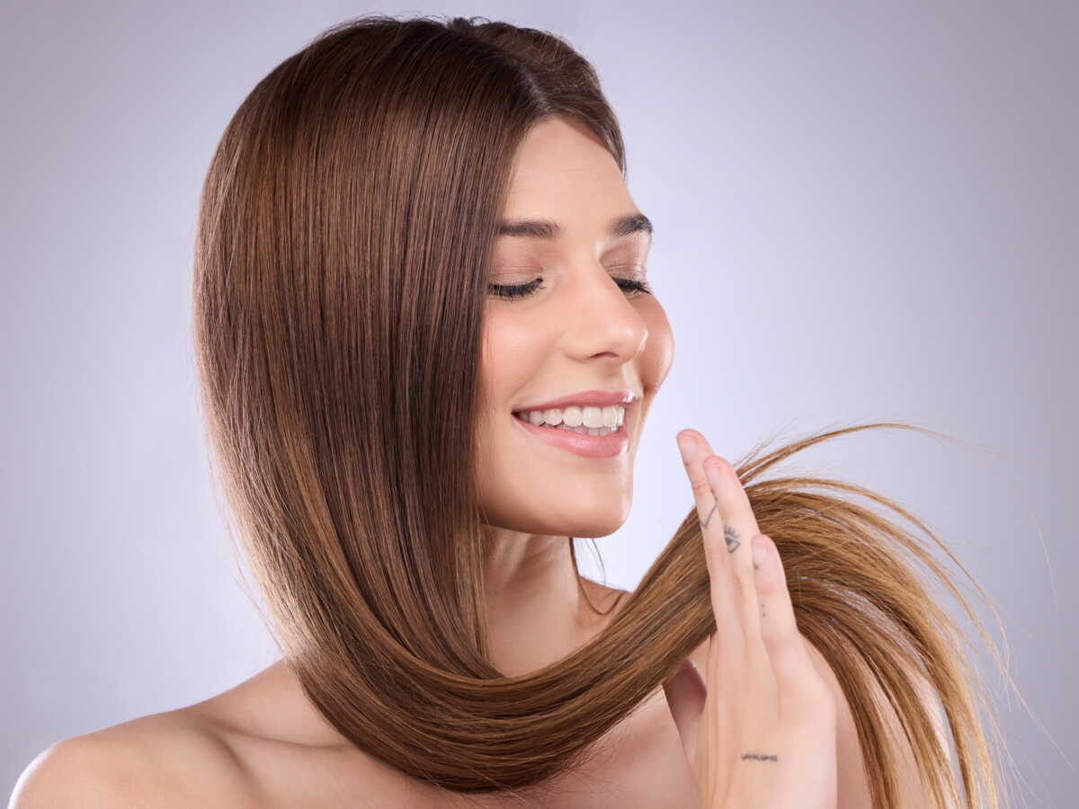 Appareil coupe fourche utilisé sur une mèche de cheveux lisses